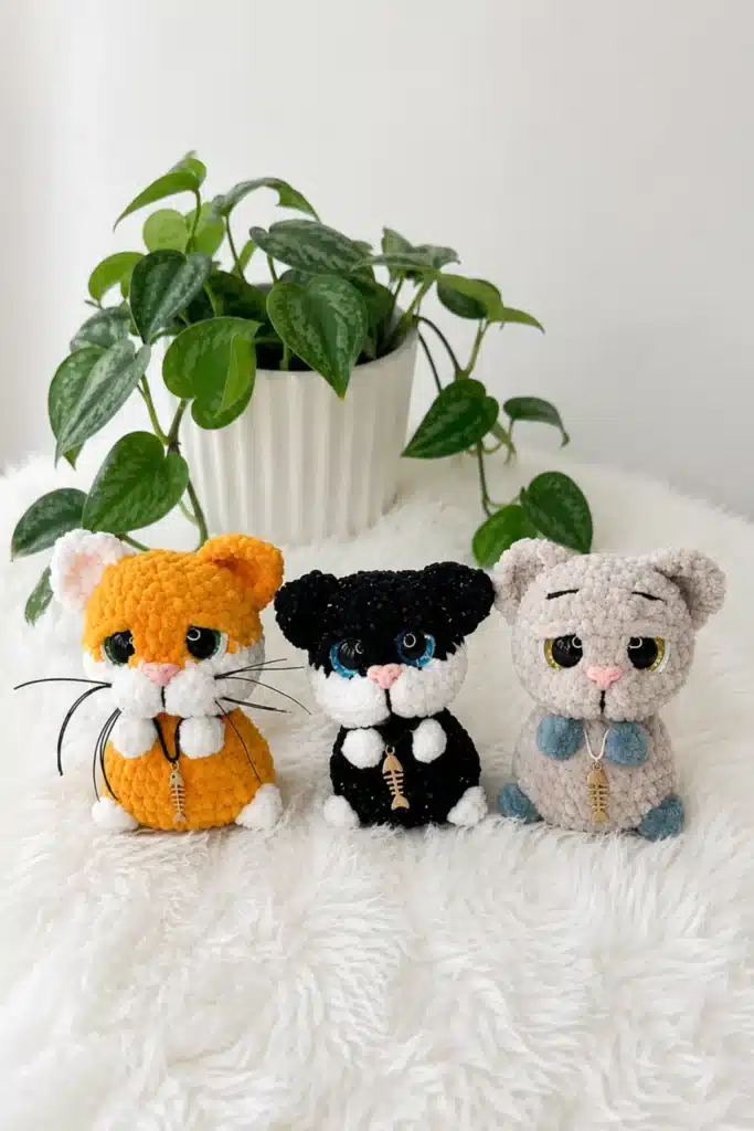 big-eyed kitten amigurumi pattern - featured image