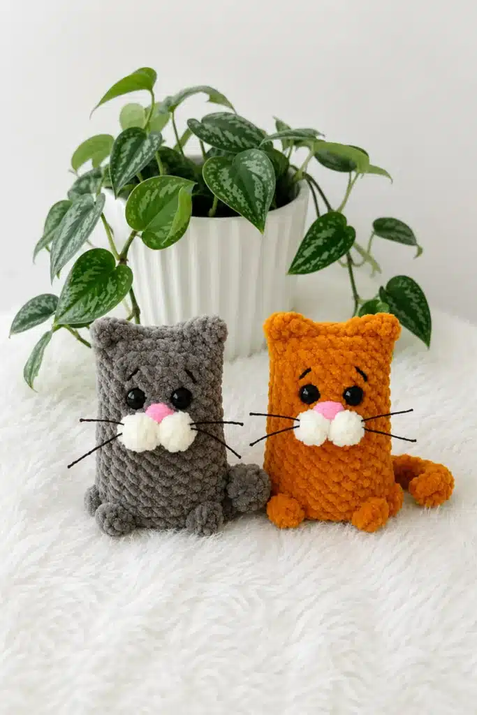 chubby cat keychain crochet pattern - featured image