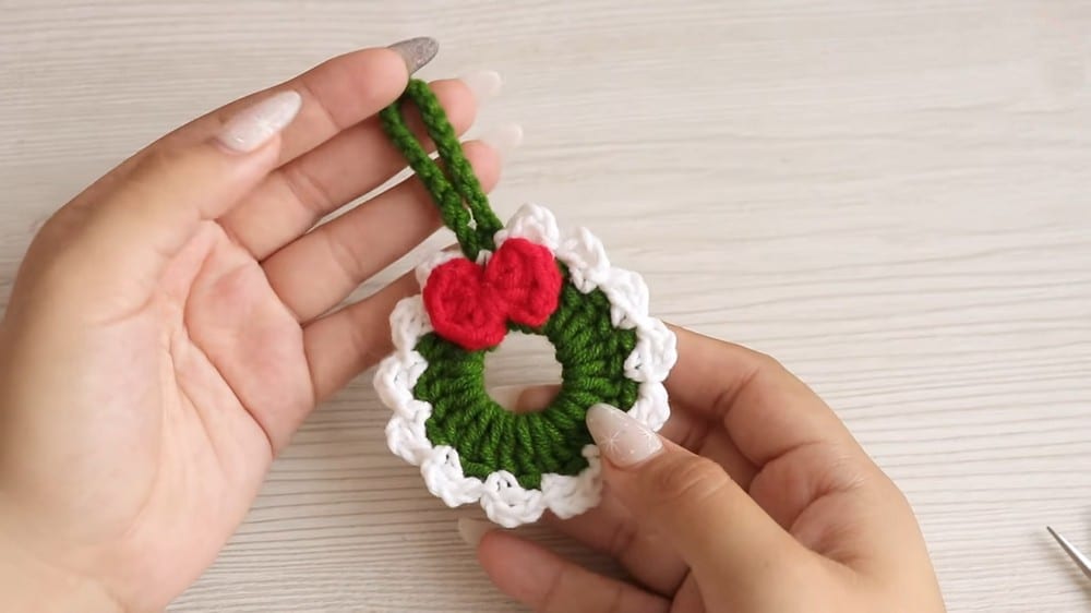 crochet Christmas wreath ornament crochet project crochet project detail 2
