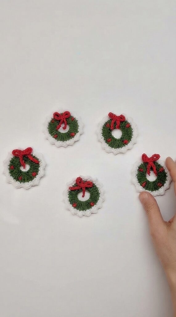 crochet Christmas wreath pattern - featured image