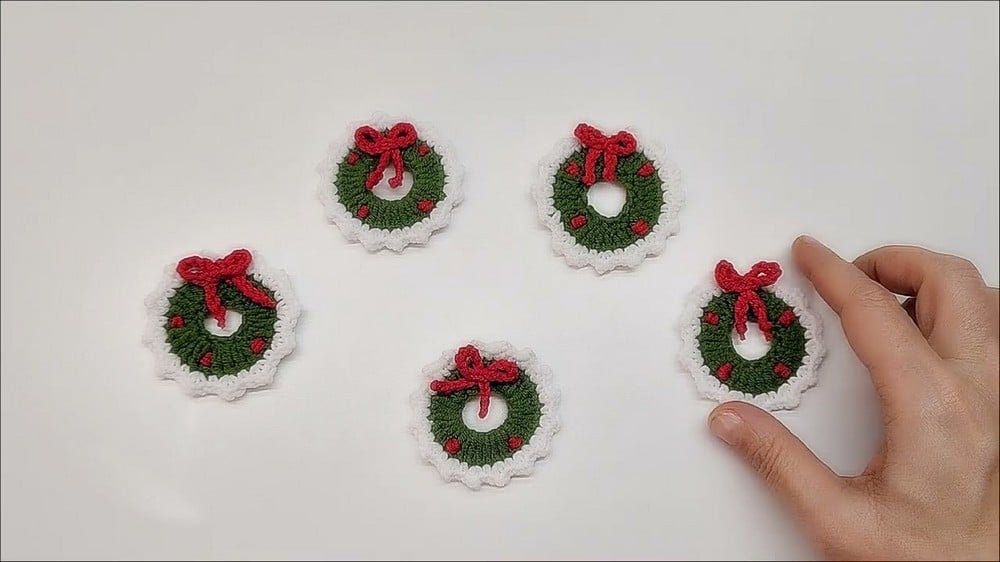 crochet Christmas wreath pattern crochet project crochet project detail 2