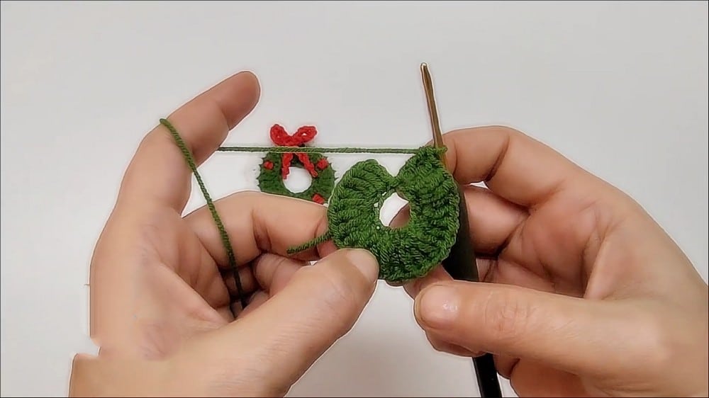 crochet Christmas wreath pattern crochet project crochet project detail 3