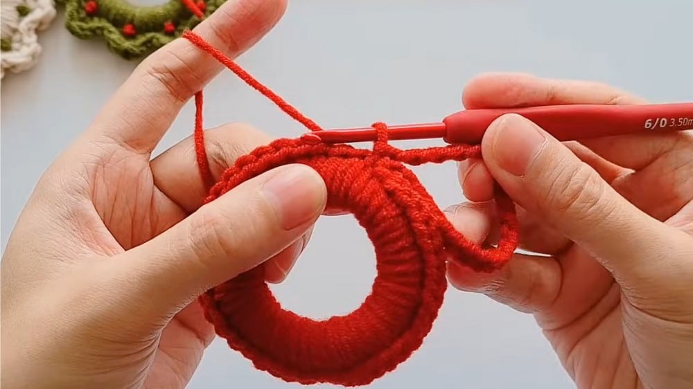 crochet Christmas wreath pattern crochet project crochet project detail 3