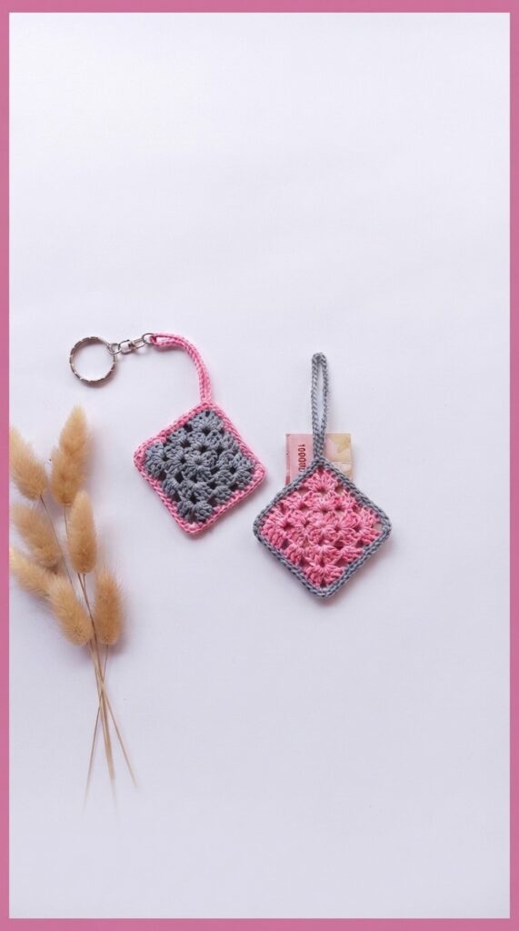crochet envelope keychain - featured image