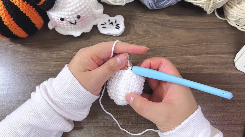 crochet ghost Halloween amigurumi pattern crochet project crochet project detail 3