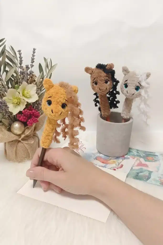 crochet horse pen topper pattern - featured image