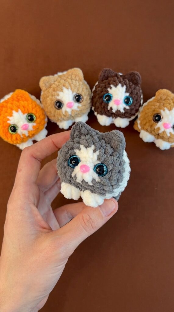 crochet mini cat keychain - featured image