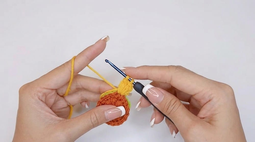 crochet sunflower keychain crochet project crochet project detail 3