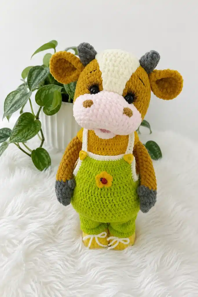 farmhouse cow amigurumi - featured image
