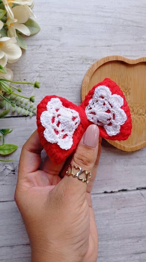mini crochet bow - featured image