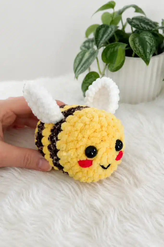 plush chenille bee amigurumi pattern - featured image