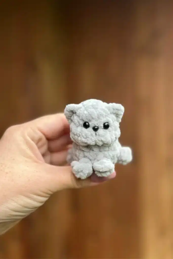 tiny plush kitten amigurumi - featured image